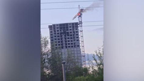 Горящий башенный кран сняли на видео в Воронеже