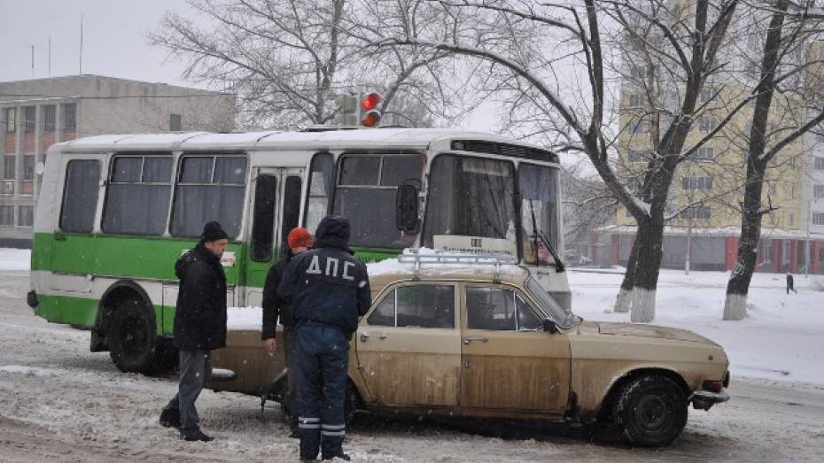 В Павловске «Волга» врезалась в пассажирский автобус