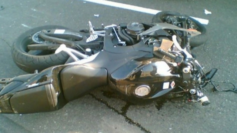 В Ольховатке 19-летний мотоциклист врезался в железное ограждение дома