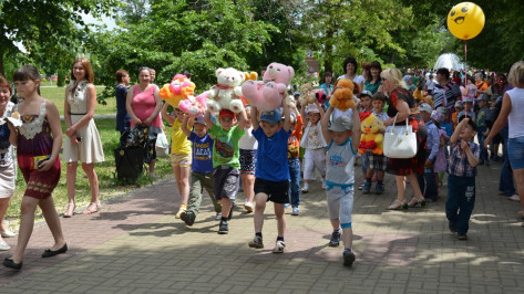 В Богучаре День защиты детей отметили парадом игрушек