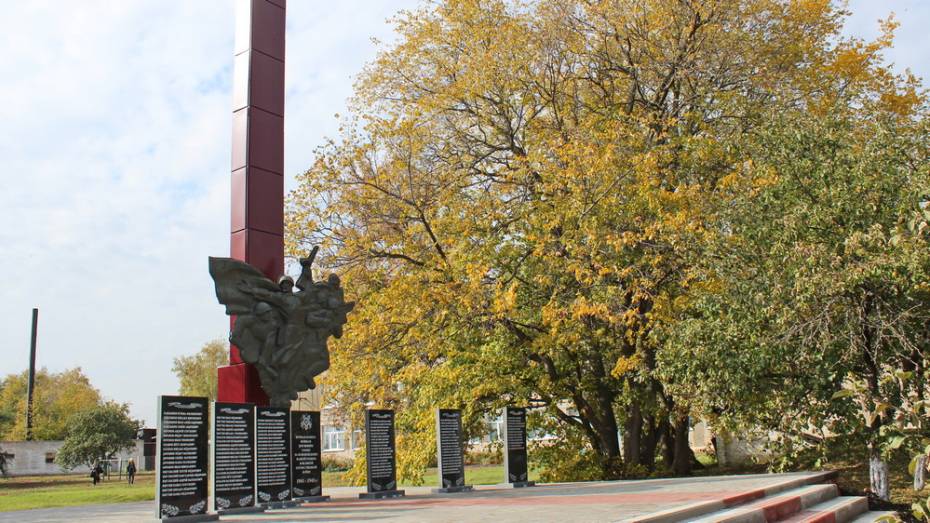 В терновском поселке Дубровка отремонтировали мемориал погибшим в годы ВОВ землякам