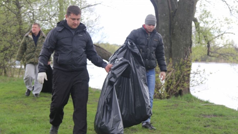 Спасатели собрали более 200 мешков мусора с берега реки Воронеж