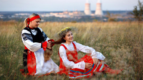 Фотовыставка «Мама и дети в национальных костюмах» открылась в Воронеже