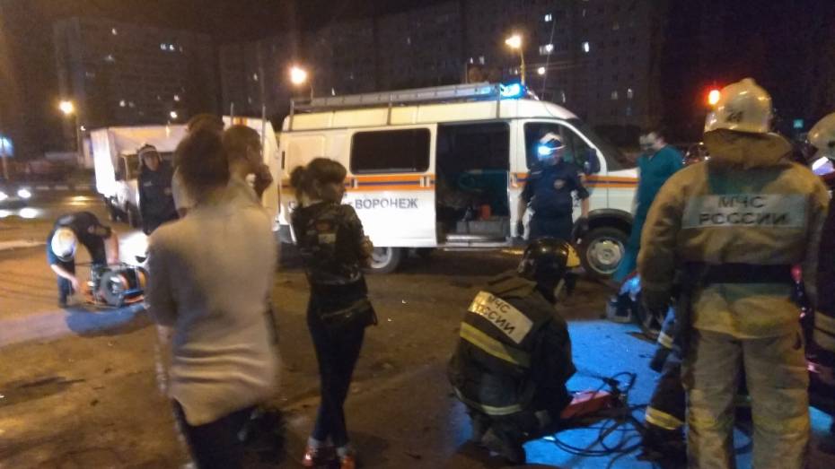 В Воронеже спасатели деблокировали пострадавшего в ДТП на улице Остужева водителя