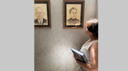 Семилукская художница написала портреты 12 бывших глав района