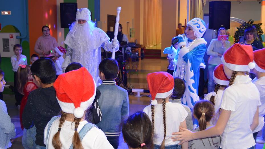 В Россоши для 150 детей вынужденных переселенцев из Донбасса провели новогодний утренник