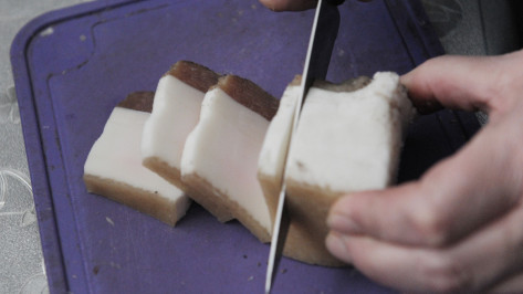 Россельхознадзор уничтожил 11 т сала в Воронежской области