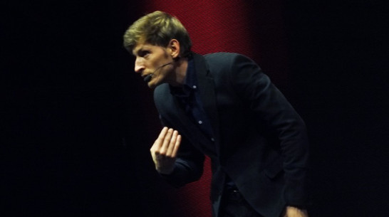 Юморист Павел Воля встал на колени перед воронежскими богачами