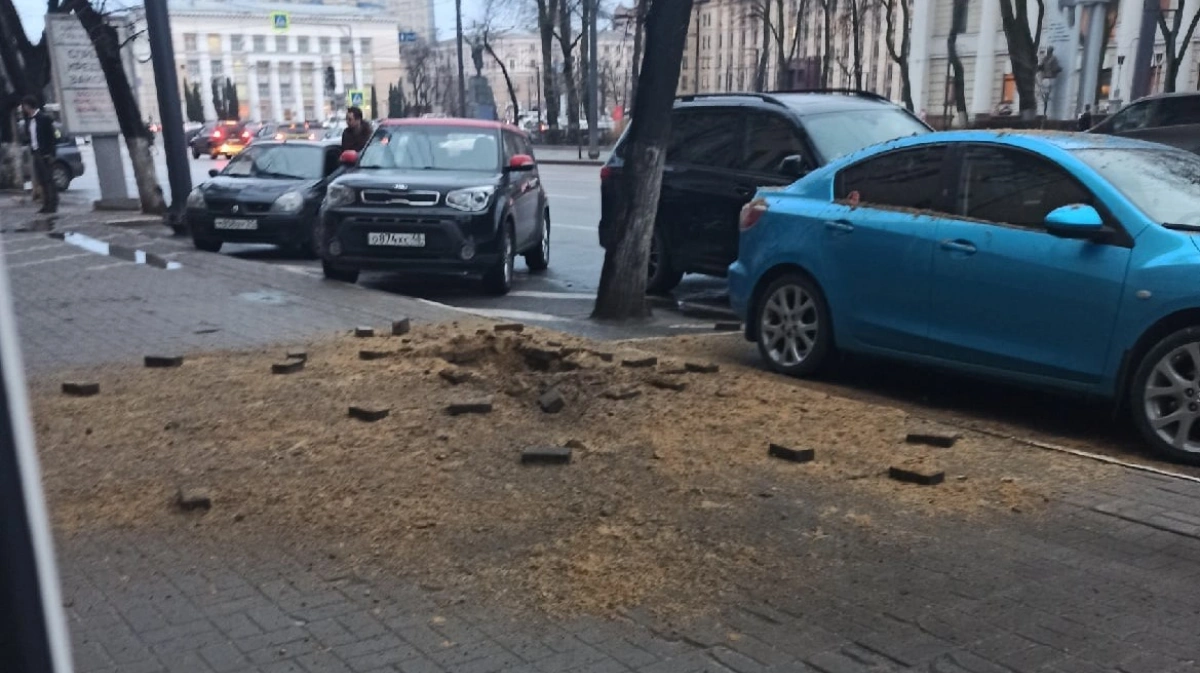 Вчера в воронеже. Взрыв в Воронеже 2021. Взорвался тротуар. Взрыв в Воронеже 2021 фото. Взрыв в Воронеже 7 апреля сегодня.