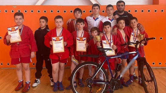 Таловские самбисты выиграли 2 «золота» и велосипед на открытом турнире в Лисках