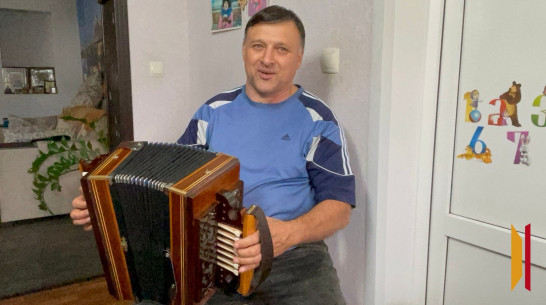 Играй, гармонь. Как воронежский водитель стал коллекционировать гармошки-«роялки»