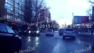 В Воронеже машина сбила курьера на электросамокате