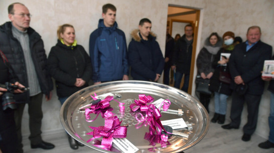 Четырем семьям в Воронежской области вручили ключи от новых домов по госпрограмме