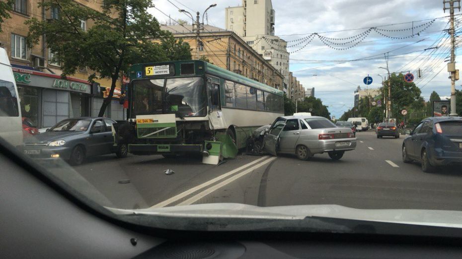 Авария с автобусом и «ВАЗом» в центре Воронежа попала на видео