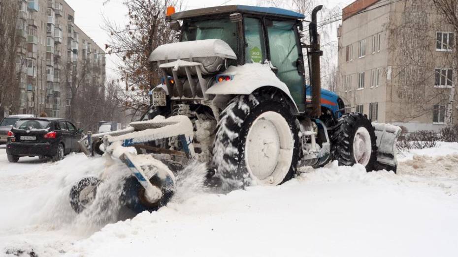 Коммунальщики вывезли более 600 самосвалов снега за ночь с улиц Воронежа