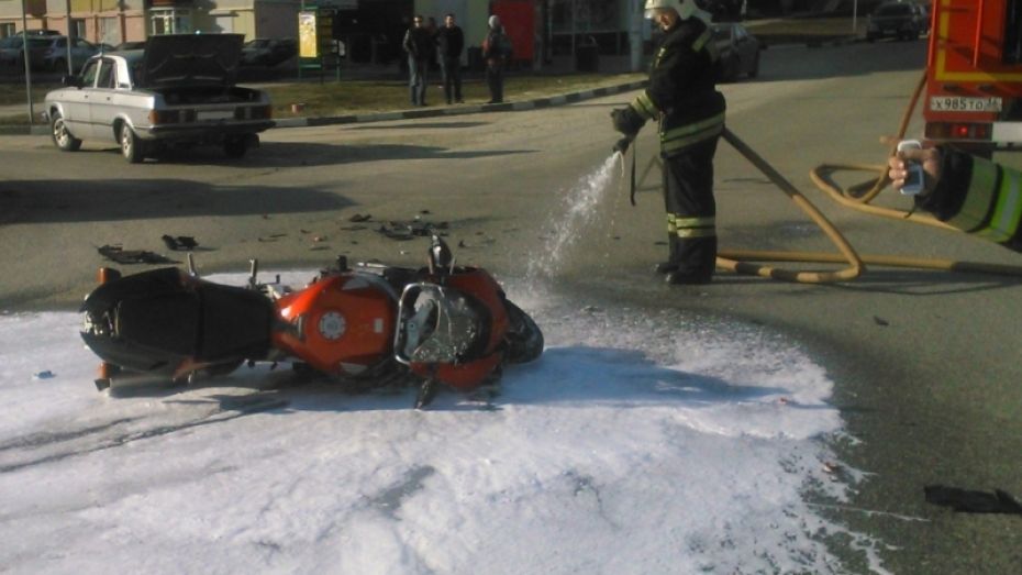 В Нововоронеже столкнулись «Волга» и мотоцикл Honda: двое пострадали