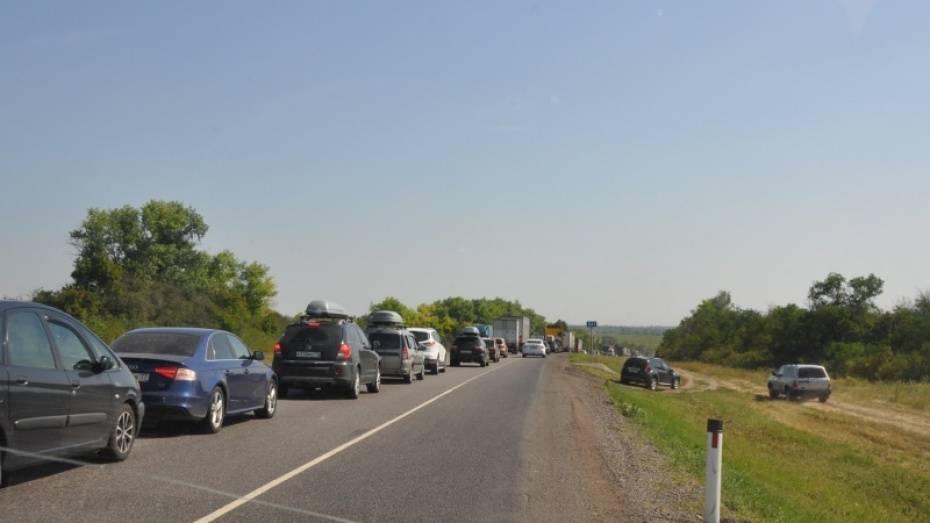 В Воронежской области возле Лосево образовалась пробка почти в 30 км