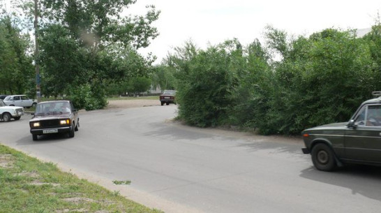 В Верхнем Мамоне аварийный перекресток зарос кустарником