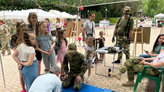 Воронежцев научат плести маскировочные сети и разбирать оружие в Центральном парке