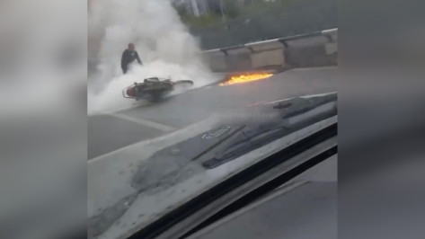 Воронежцы заметили горящий мотоцикл на Северном мосту