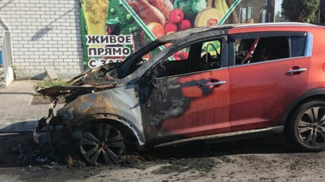 Неизвестные сожгли Kia на улице Беговой в Воронеже