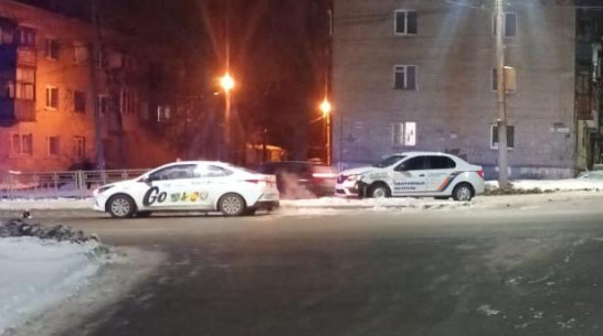 В Воронеже автомобиль аварийных комиссаров врезался в такси на улице 9 Января