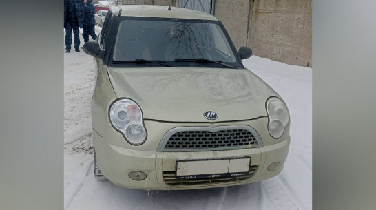 Воронежец выплатил весь алиментный долг после ареста машины прямо у отделения приставов