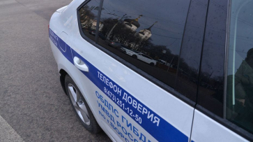 В Воронеже 29-летняя девушка на Chevrolet протаранила патрульный автомобиль Skoda: видео