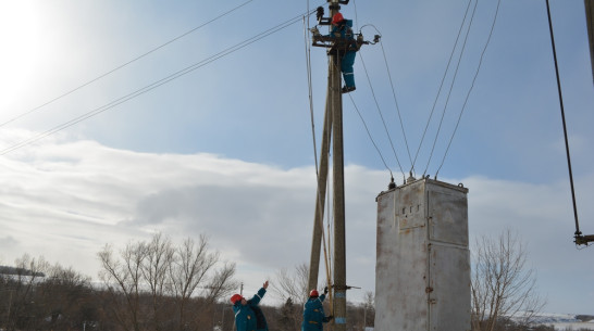 В Нижнедевицком районе сильный ветер оборвал провода в нескольких поселениях