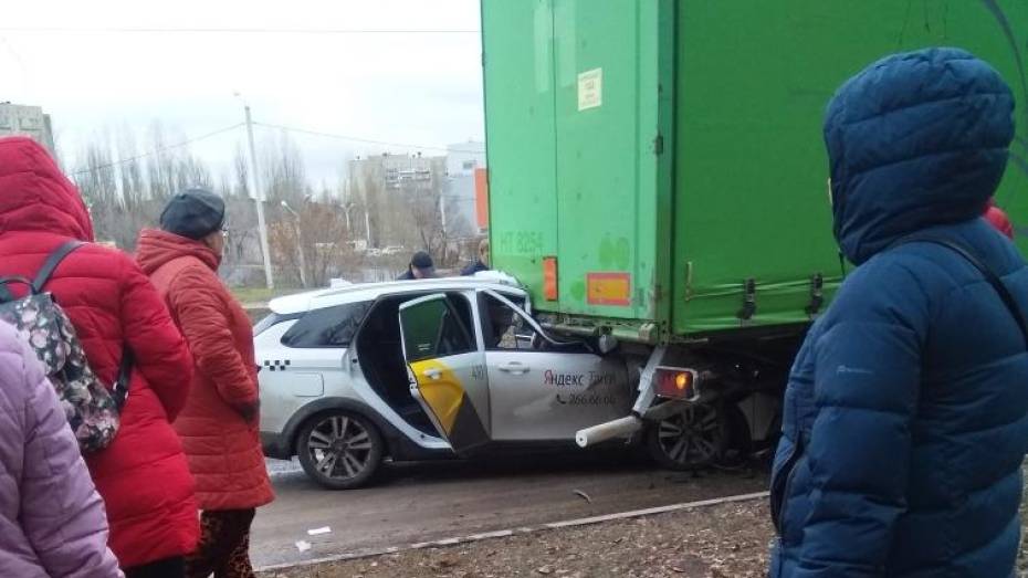 Водитель такси врезался в припаркованную фуру в Воронеже и погиб