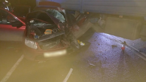 Под Воронежем КамАЗ влетел в «Ладу Гранту»: пострадали женщина и 5-летняя девочка