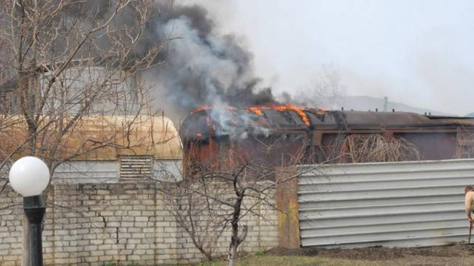 В Россоши рядом со школой вспыхнул пожар