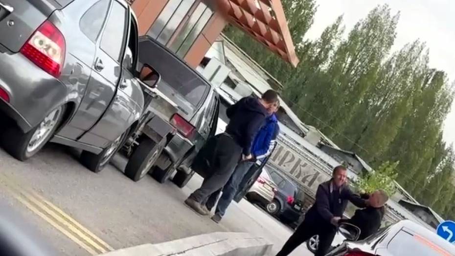 В Воронеже водители подрались в очереди за бургерами: видео