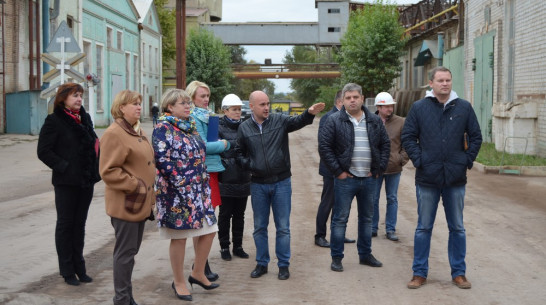 Семилукские депутаты проверили реализацию экопрограммы огнеупорного завода