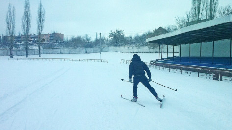 На бутурлиновском стадионе после крупного снегопада проложили лыжню