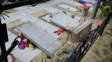 Вандалы разгромили десятки могил на кладбище под Воронежем