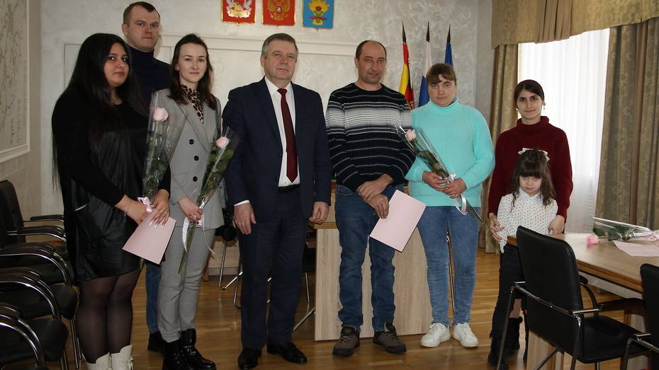 В Каменском районе 4 молодые семьи получили сертификаты на улучшение жилищных условий