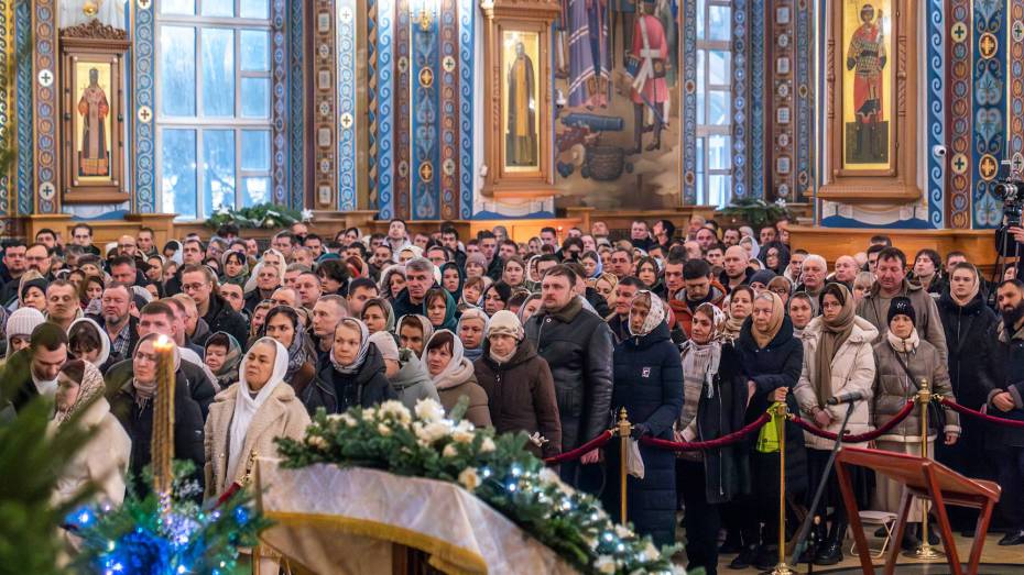 В Воронежской области тысячи жителей региона рождественской ночью пришли в храмы