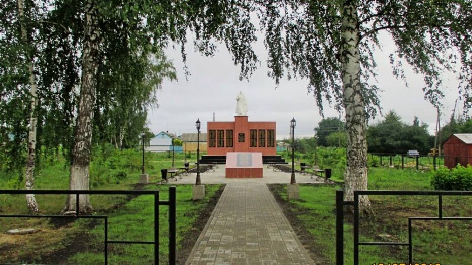 В павловском селе Лосево отремонтировали памятник Юным героям