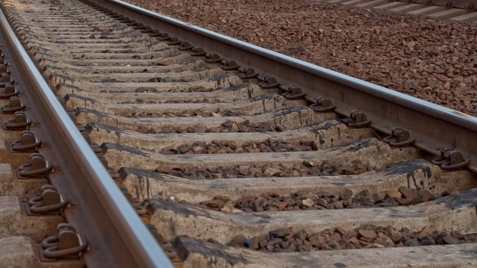В Воронежской области поезд насмерть сбил 19-летнего парня