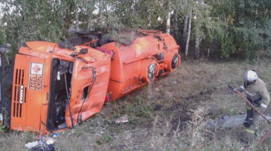 В Воронежской области опрокинулся бензовоз