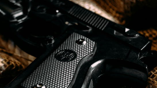 В воронежские суды пытались пронести 357 газовых и травматических пистолетов