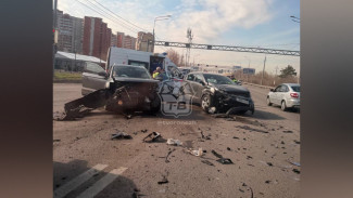 Воронежцы сообщили о ДТП с 2 легковыми автомобилями на улице Антонова-Овсеенко утром 8 апреля