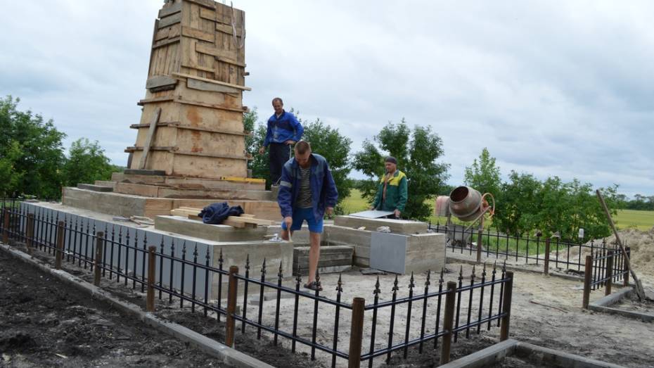 В Эртильском районе над братской могилой красноармейцев установили новую стелу