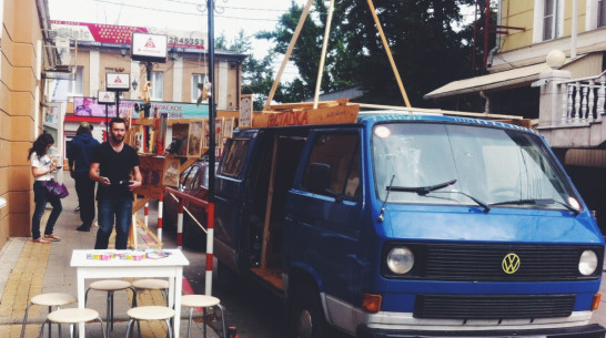 Краснодарские арт-передвижники собрали портреты воронежских влюбленных