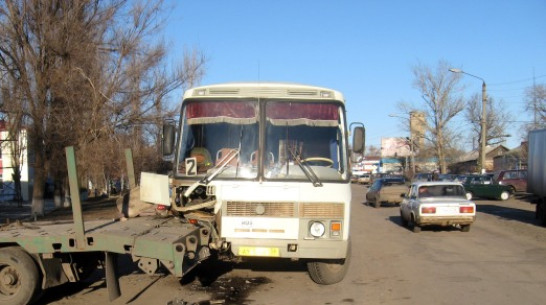В центре Кантемировки столкнулись КамАЗ и пассажирский автобус
