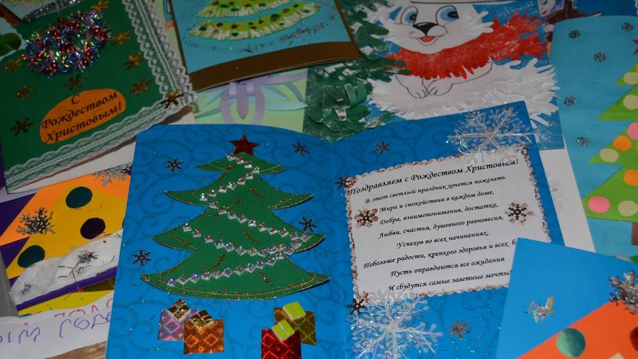 Юные богучарцы сделали более 100 рождественских открыток для детей-сирот 
