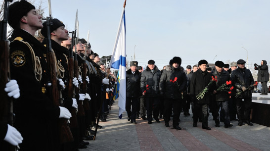 В День освобождения Воронежа горожане возложили венки к стеле «Город Воинской Славы»
