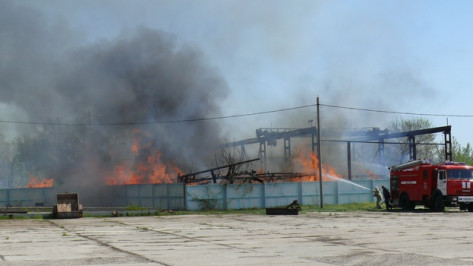 В Верхнемамонском районе горит пилорама