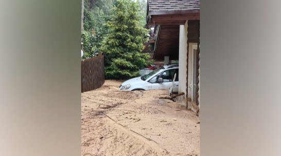 Под Воронежем дом и автомобиль засыпало песком из-за сошедшего в ливень селя